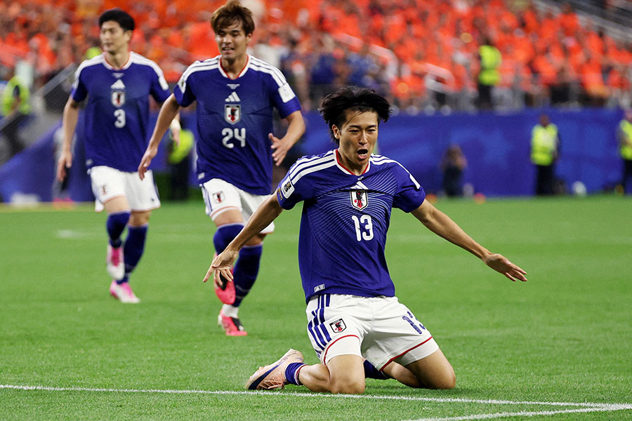 初のW杯でゴールを決めた中村敬斗【写真：ロイター】