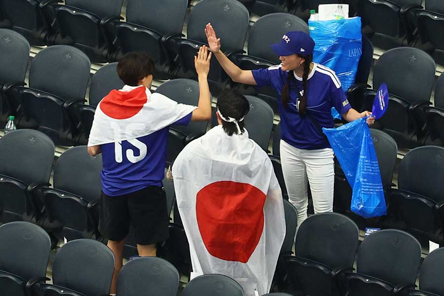 試合後にスタンドでゴミ拾いを実施した日本代表サポーター【写真:ロイター】