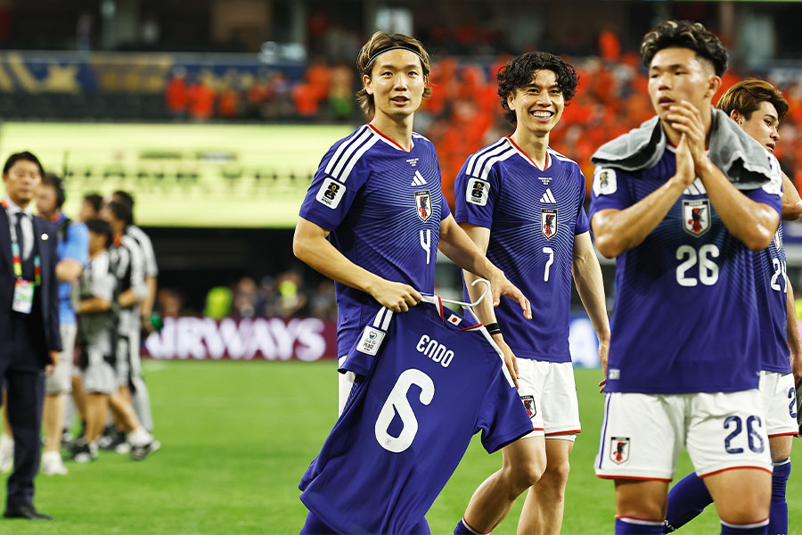 遠藤航のユニフォームを掲げた板倉滉【写真:ムツ・カワモリ/アフロ】