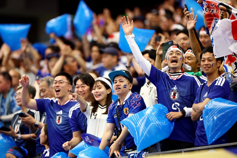 日本代表のサポーターたち【写真:ロイター】