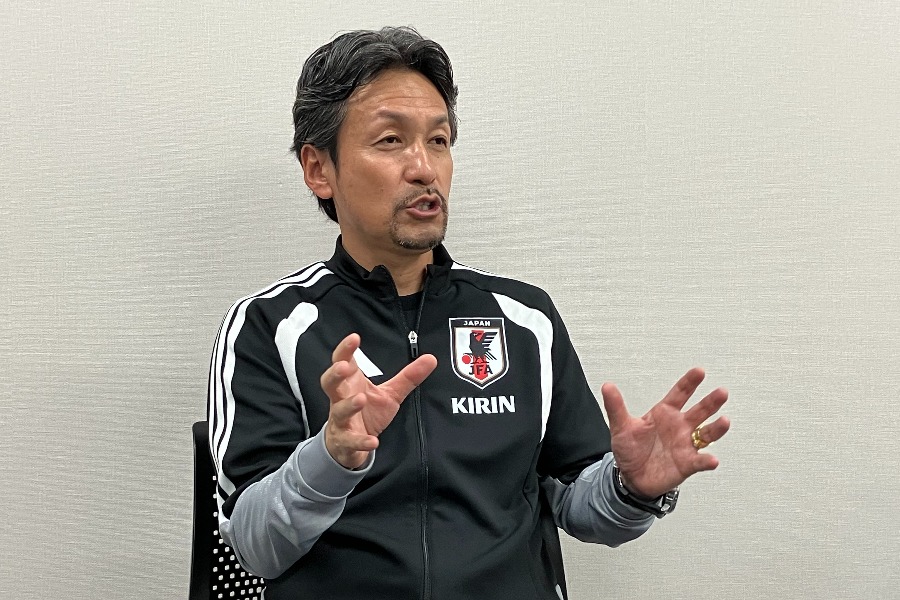 取材に応じたなでしこジャパン狩野倫久監督【写真:砂坂美紀】