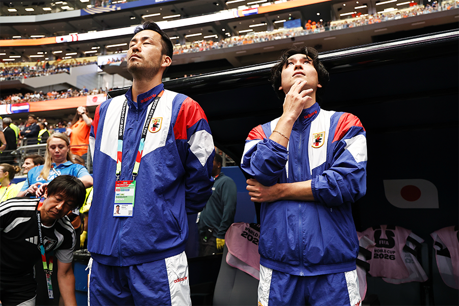 日本代表・吉田麻也（左）と南野拓実【写真：ムツ・カワモリ/アフロ】