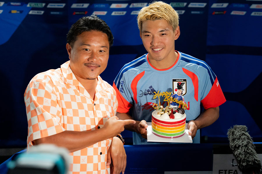 元日本代表の安田理大氏（左）と堂安律【写真：FOOTBALL ZONE編集部】