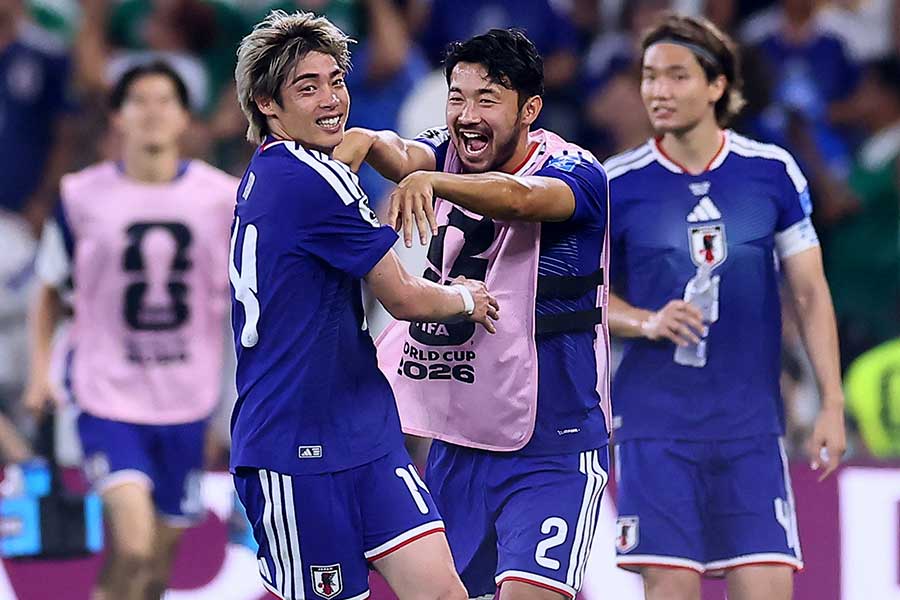本田圭佑が伊東純也を絶賛【写真：ロイター】