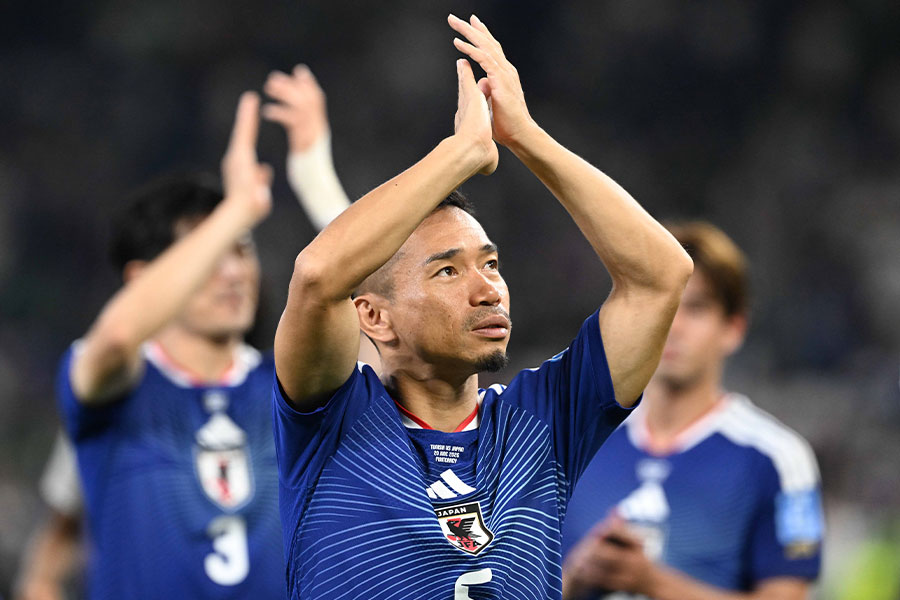 試合後にサポーターに向かって挨拶をする長友佑都【写真:徳原隆元】