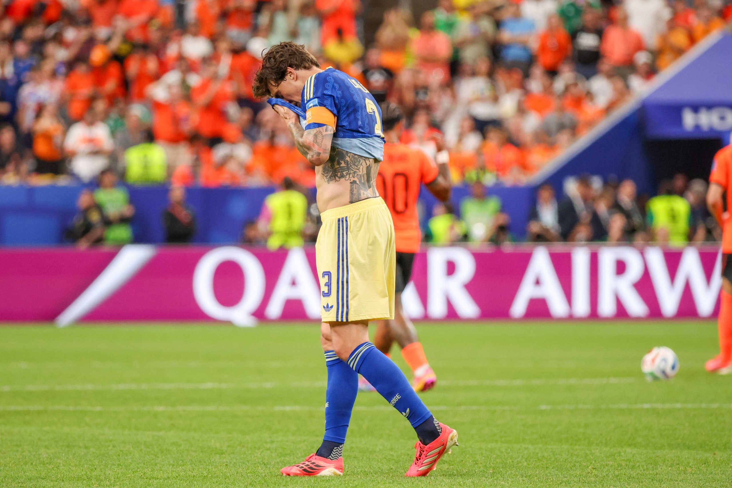 オランダに敗れ下を向くリンデロフ【写真：アフロ】