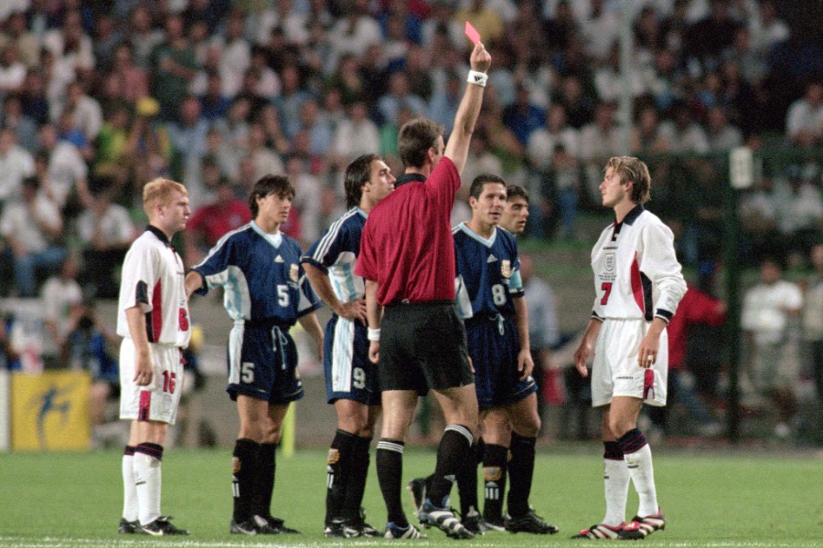 1998年フランス大会アルゼンチン戦で退場を言い渡されたイングランド代表デイビッド・ベッカム【写真:Press Association/アフロ】