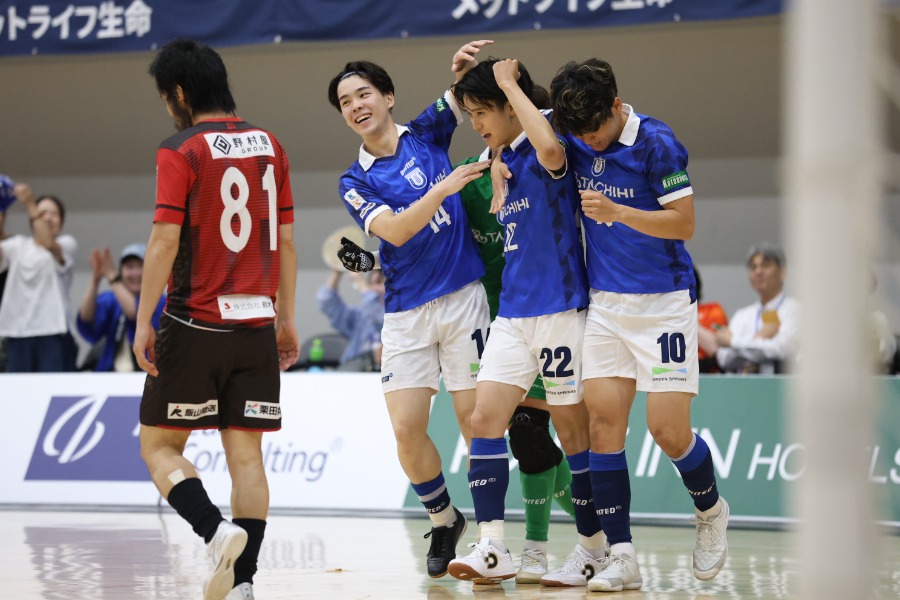 立川アスレティックFCの選手たち(青色)【写真:河合拓】