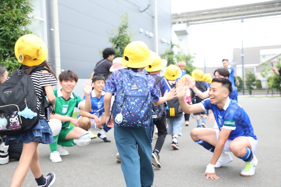 招待した小学生と触れ合う立川アスレティックFCの選手たち【写真:河合拓】