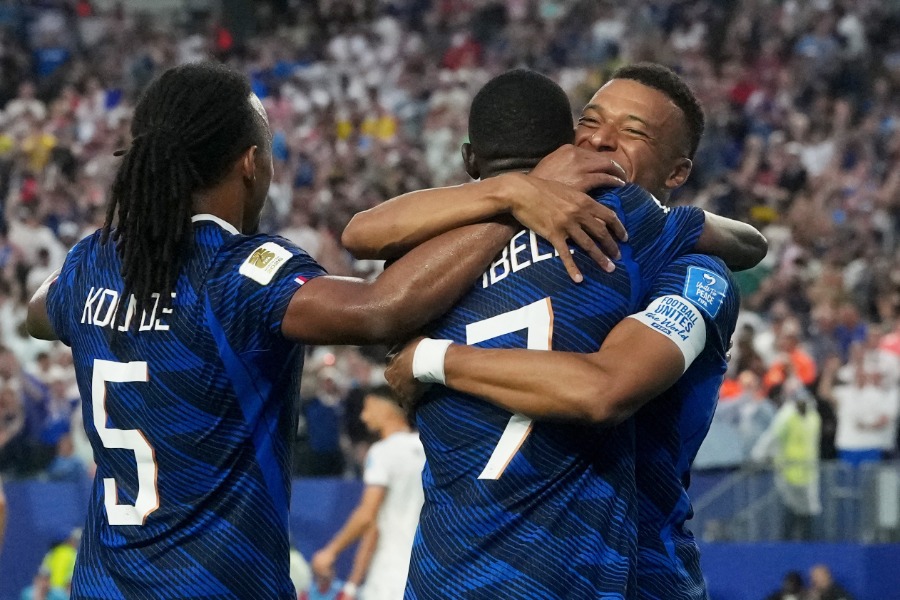 イラク代表に勝利したフランス代表【写真:ロイター】