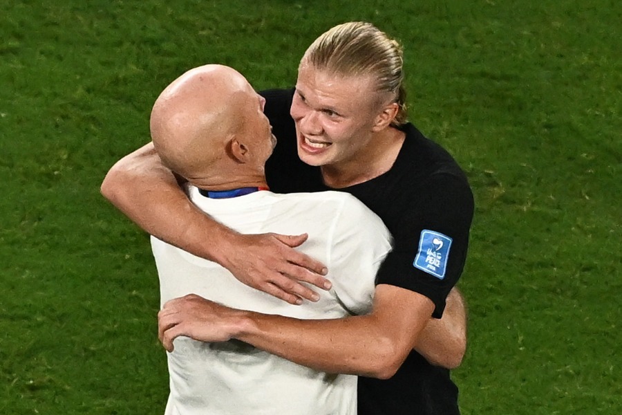 ノルウェー代表アーリング・ハーランドと抱擁するストーレ・ソルバッケン監督【写真：ロイター】