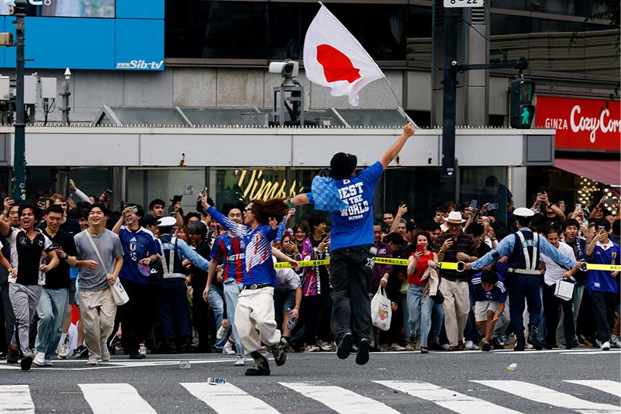 日本代表戦後の渋谷スクランブル交差点の様子【写真:ロイター】