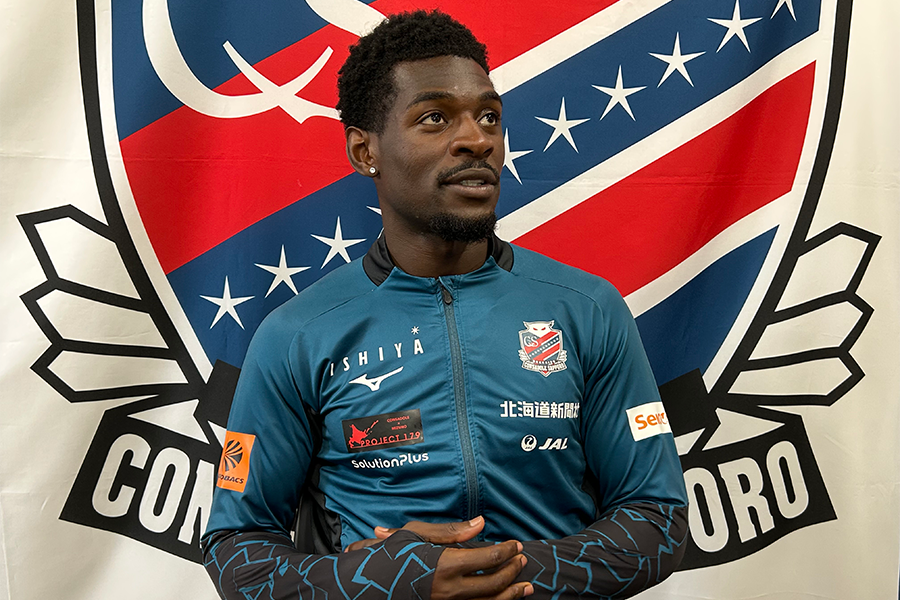 インタビューに応じた札幌のアマドゥ・バカヨコ【写真:FOOTBALL ZONE編集部】