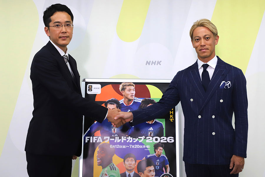 記者会見に出席した本田圭佑（右）と小宮山アナウンサー【写真提供：NHK】