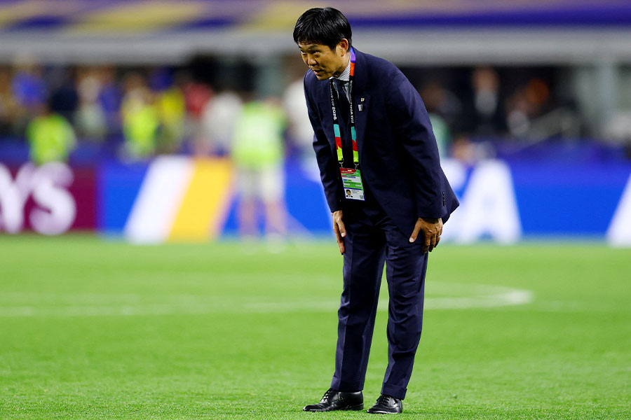試合後に頭を下げた森保監督【写真：ロイター】