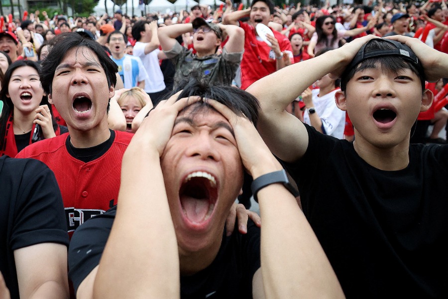 韓国代表の敗北に頭を抱えるファン【写真：ロイター】