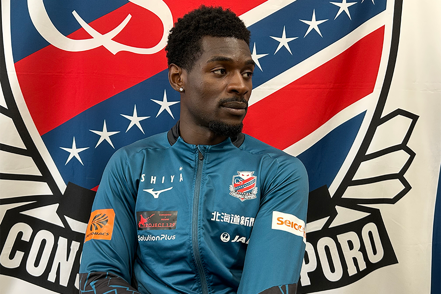 インタビューに応じた札幌のアマドゥ・バカヨコ【写真：FOOTBALL ZONE編集部】
