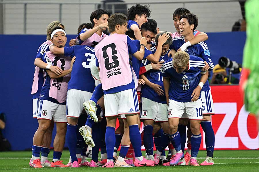 決勝トーナメント進出を決めた日本代表【写真：徳原隆元】
