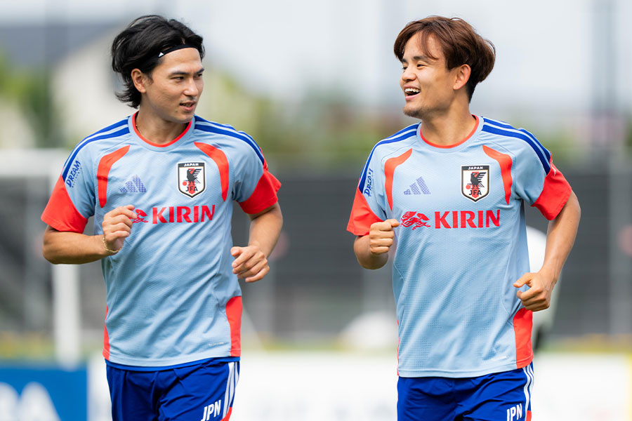 ランニングをともにした南野拓実と久保建英【写真：井上信太郎】