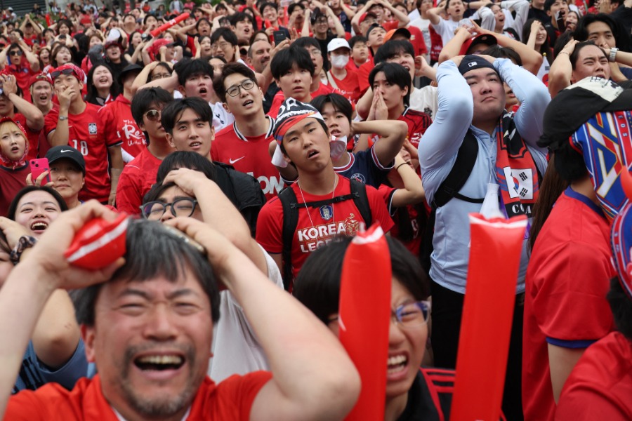 南アフリカに敗れて落胆する韓国代表ファン【写真:ロイター】