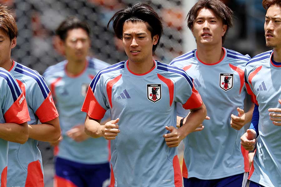 前日練習に参加した中村敬斗【写真：ロイター】