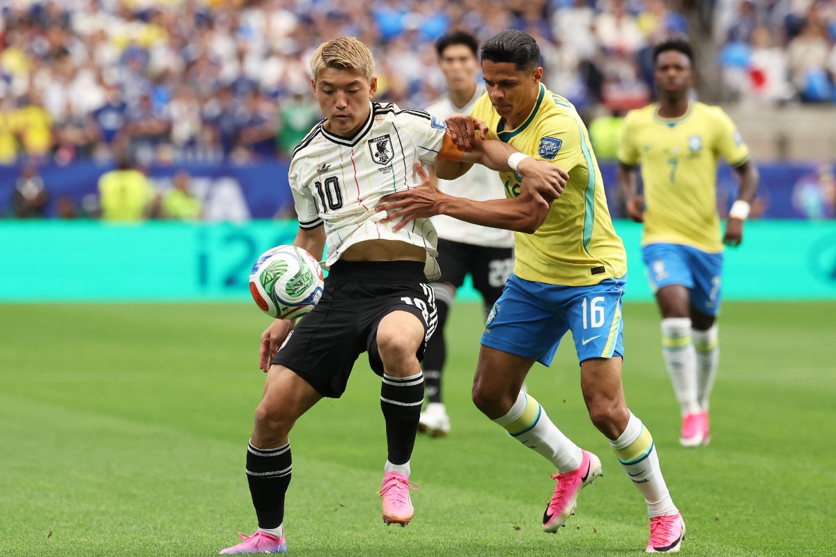 ブラジル代表と対戦する日本代表【写真：ロイター】