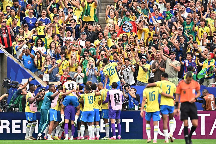 勝ち越しゴールをあげたブラジル代表【写真：ロイター】