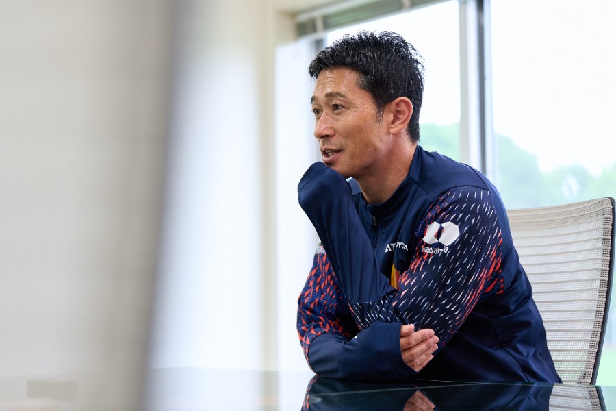 インタビューに応じた名古屋グランパスでコーチを務める玉田圭司氏【写真：近藤俊哉】