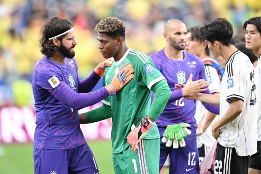 ブラジル戦に先発した日本代表の鈴木彩艶【写真:徳原隆元】
