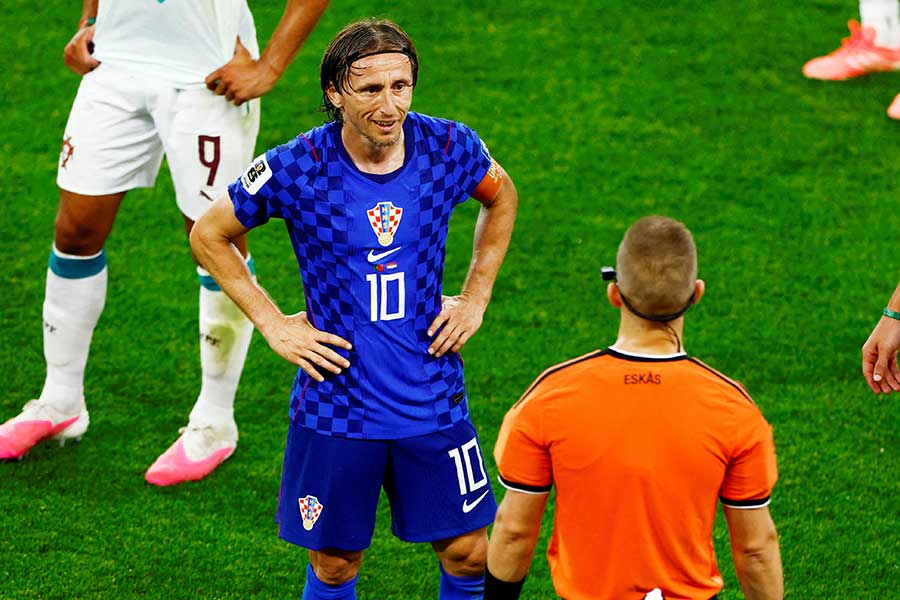 審判に詰め寄るモドリッチ【写真:ロイター】