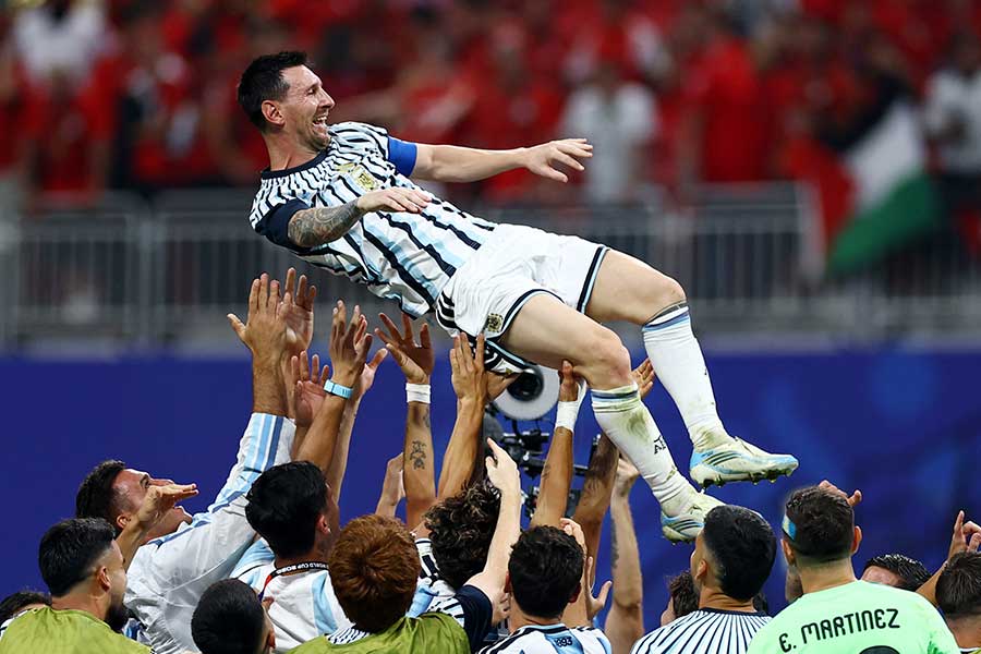 試合後に胴上げされるリオネル・メッシ【写真:ロイター】