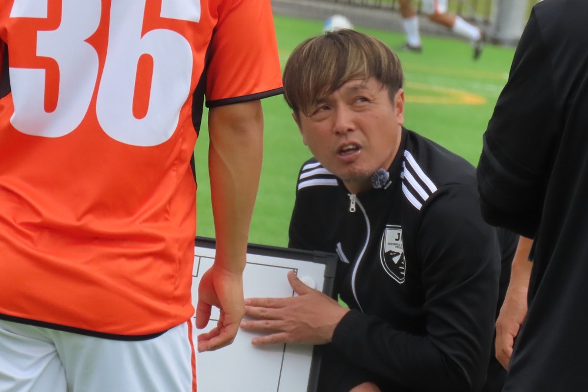 ライセンス講習会を受講中の遠藤保仁コーチ【写真:元川悦子】