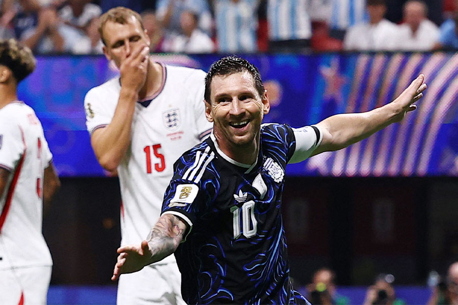 リオネル・メッシが試合終盤に2アシスト【写真：ロイター】