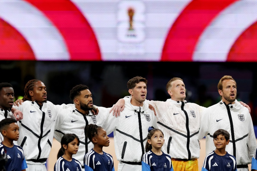 試合前に国家を斉唱するイングランド代表【写真:ロイター】