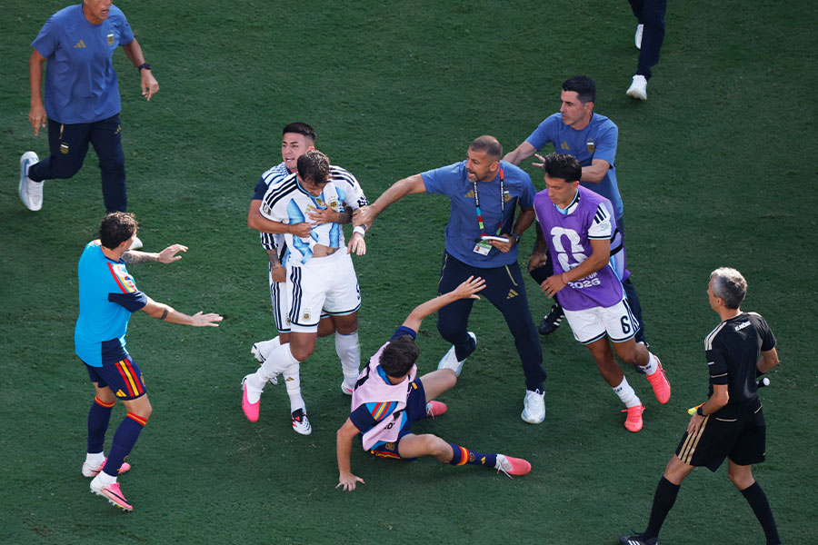 試合後に一触即発の事態が起きた【写真:ロイター】