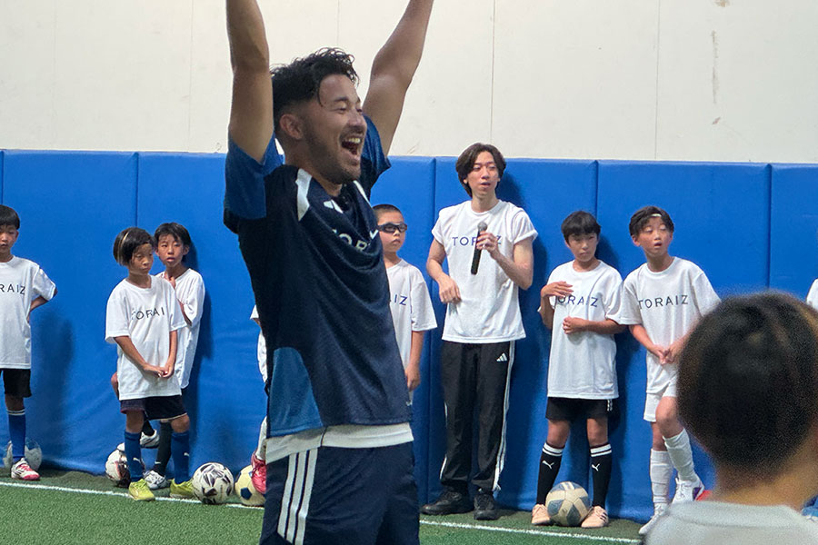 サッカー教室に参加した菅原由勢【写真：FOOTBALL ZONE編集部】