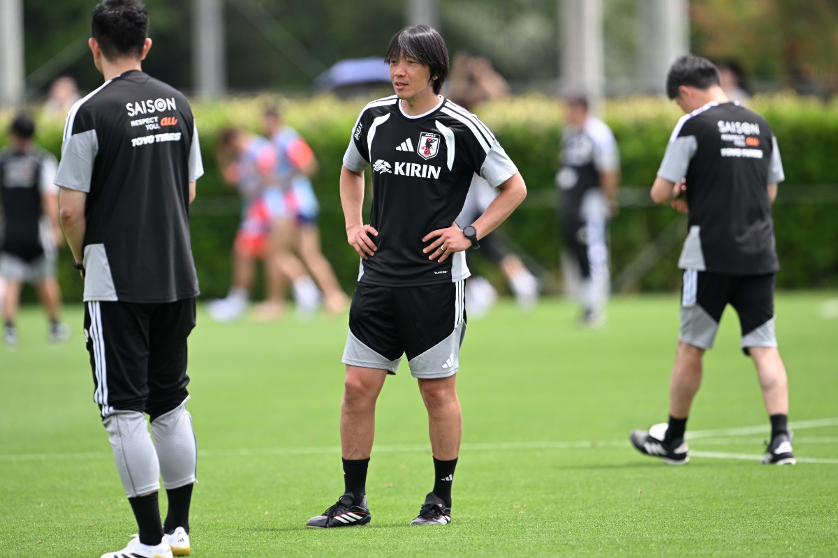 中村俊輔コーチが若き才能に直接指導【写真：徳原隆元】