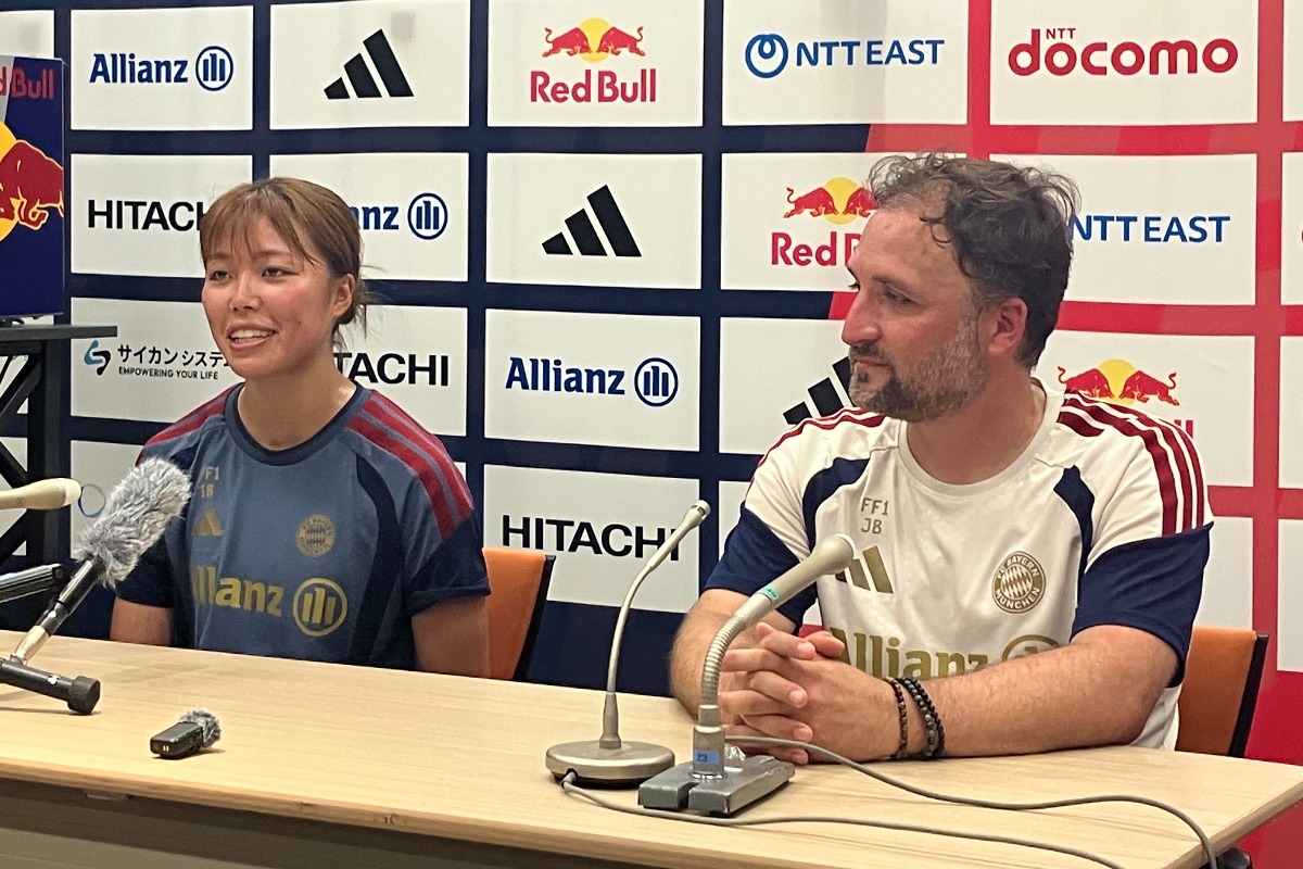 前日会見に参加した谷川萌々子とバイエルンのホセ・バルカラ監督【写真:砂坂美紀】