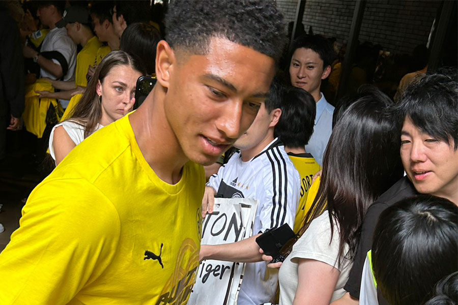 ファンサービスに応じたジョーブ・ベリンガム【写真：FOOTBALL ZONE編集部】