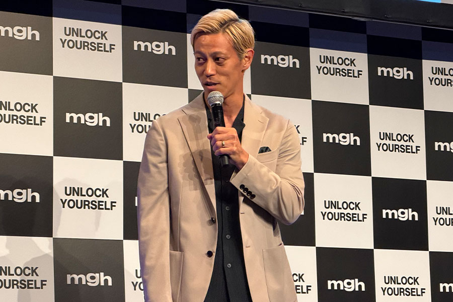 本田圭佑が「mgh」のミッションを説明した【写真：井上信太郎】