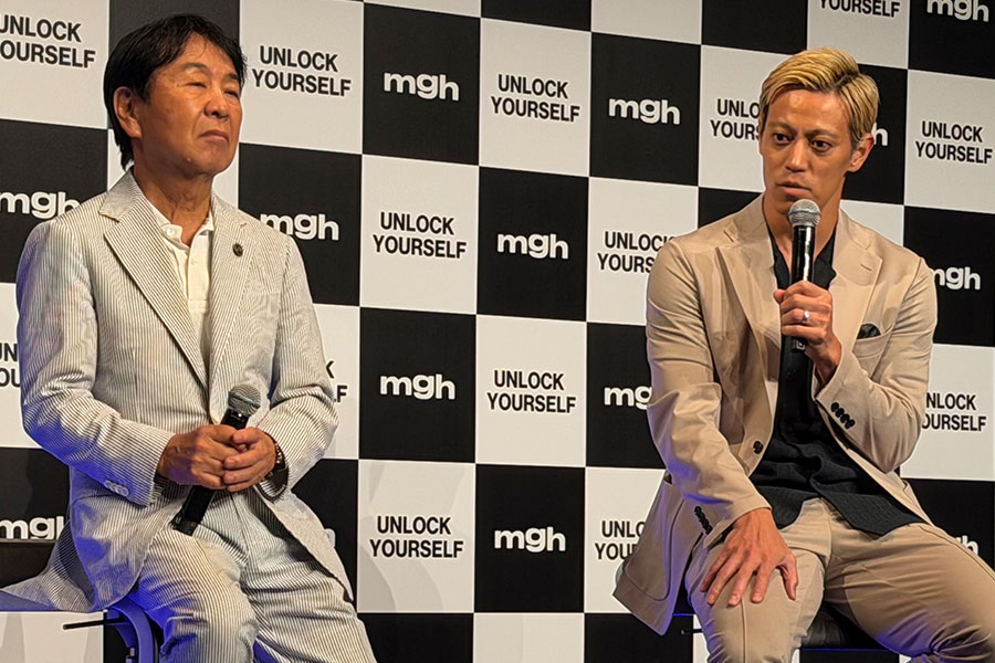 ビームスの設楽洋代表取締役とトークセッションする本田圭佑【写真：井上信太郎】