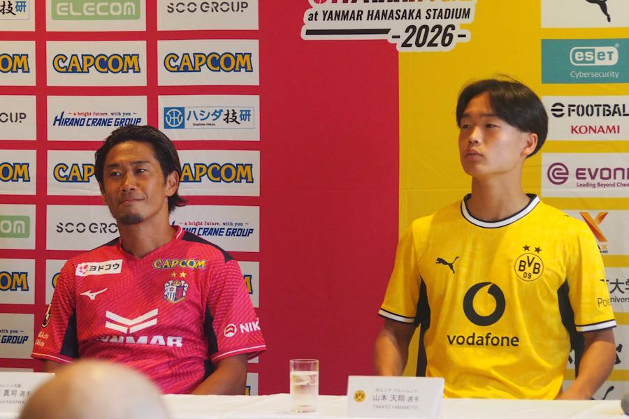 香川真司と山本天翔【写真：FOOTBALL ZONE編集部】