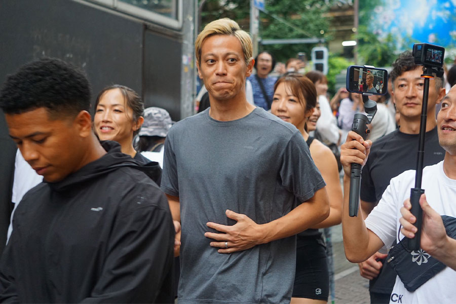 本田圭佑がゲリラで登場【写真：井上信太郎】