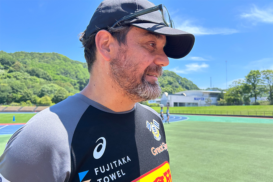 取材に応じた今治のアベル・モウレロ・ロペス監督【写真：FOOTBALL ZONE編集部】