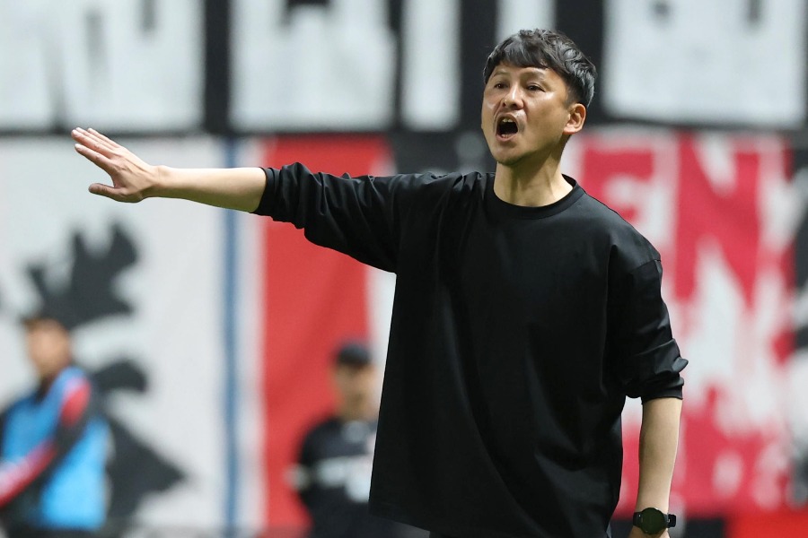 札幌を率いる川井健太監督【写真:産経新聞社】