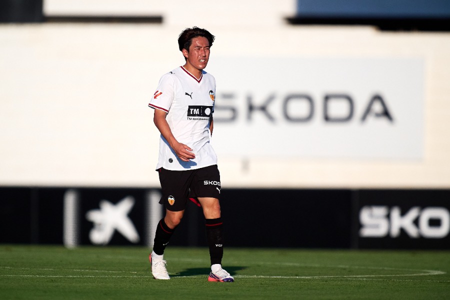 バレンシアの佐藤龍之介【写真:Quality Sport Images/アフロ】