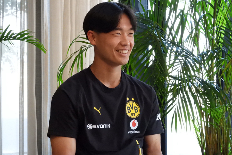 取材に応じたドルトムント・山本天翔【写真：FOOTBALL ZONE編集部】