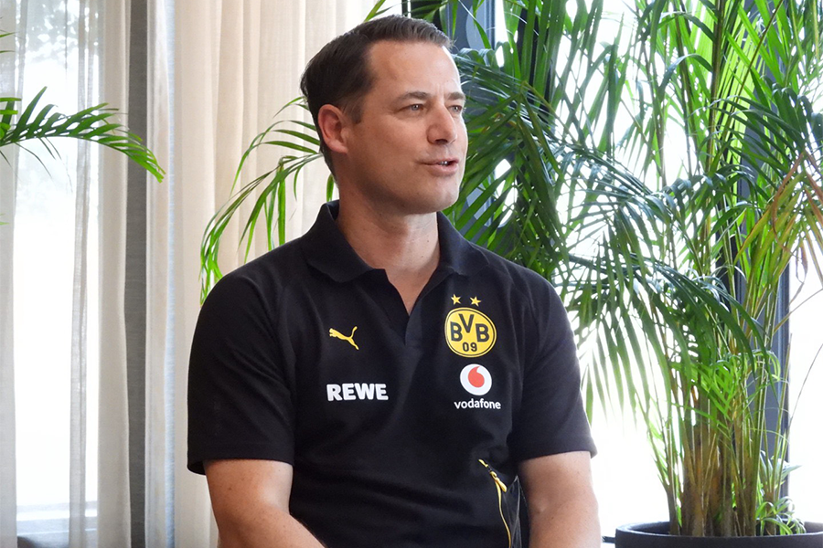 取材に応じたドルトムントCSOのラース・リッケン氏【写真:FOOTBALL ZONE編集部】