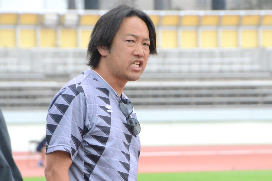 聖望学園中学サッカー部を率いる生方繁監督【写真:河野正】