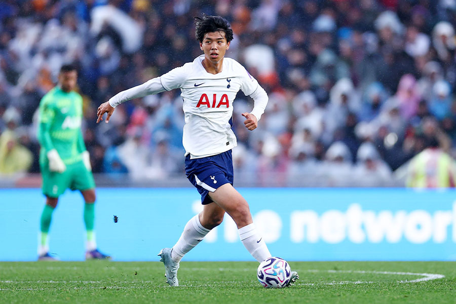 高井幸大がプレシーズンで出場を重ねている【写真:REX/アフロ】